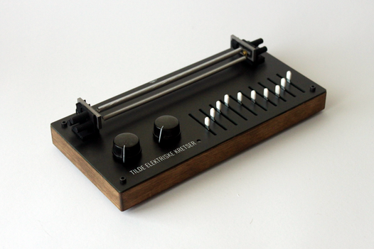 disquiet's tweet image. Meet the Fjærlett. This beautiful instrument from Oslo, Norway, feeds back through spring reverb. The resulting sounds range from ethereal drones to industrial clanging, and the drones have a metallic vibe while the clanging has a rich resonance. 

disquiet.com/2020/06/24/fja…