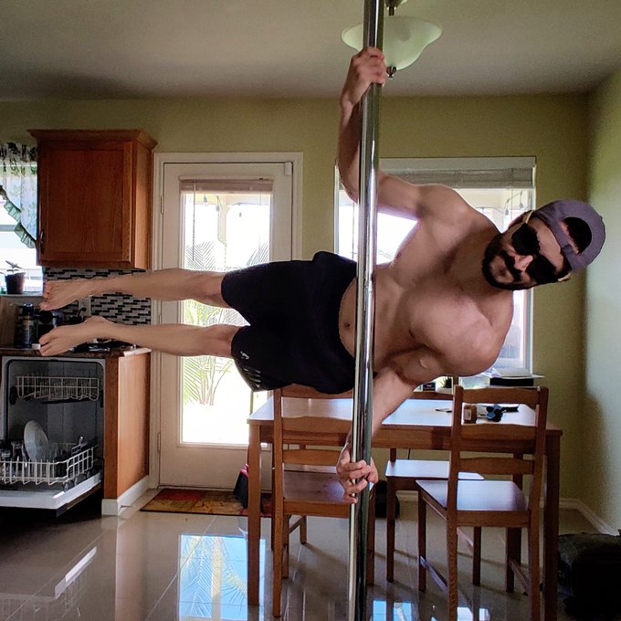 Stripper a los 34 a&ntilde;os? 🤣 https://t.co/Uw3jINJHDC<a href="/tag/throwback"class="tags"><span>#throwback</span></a>