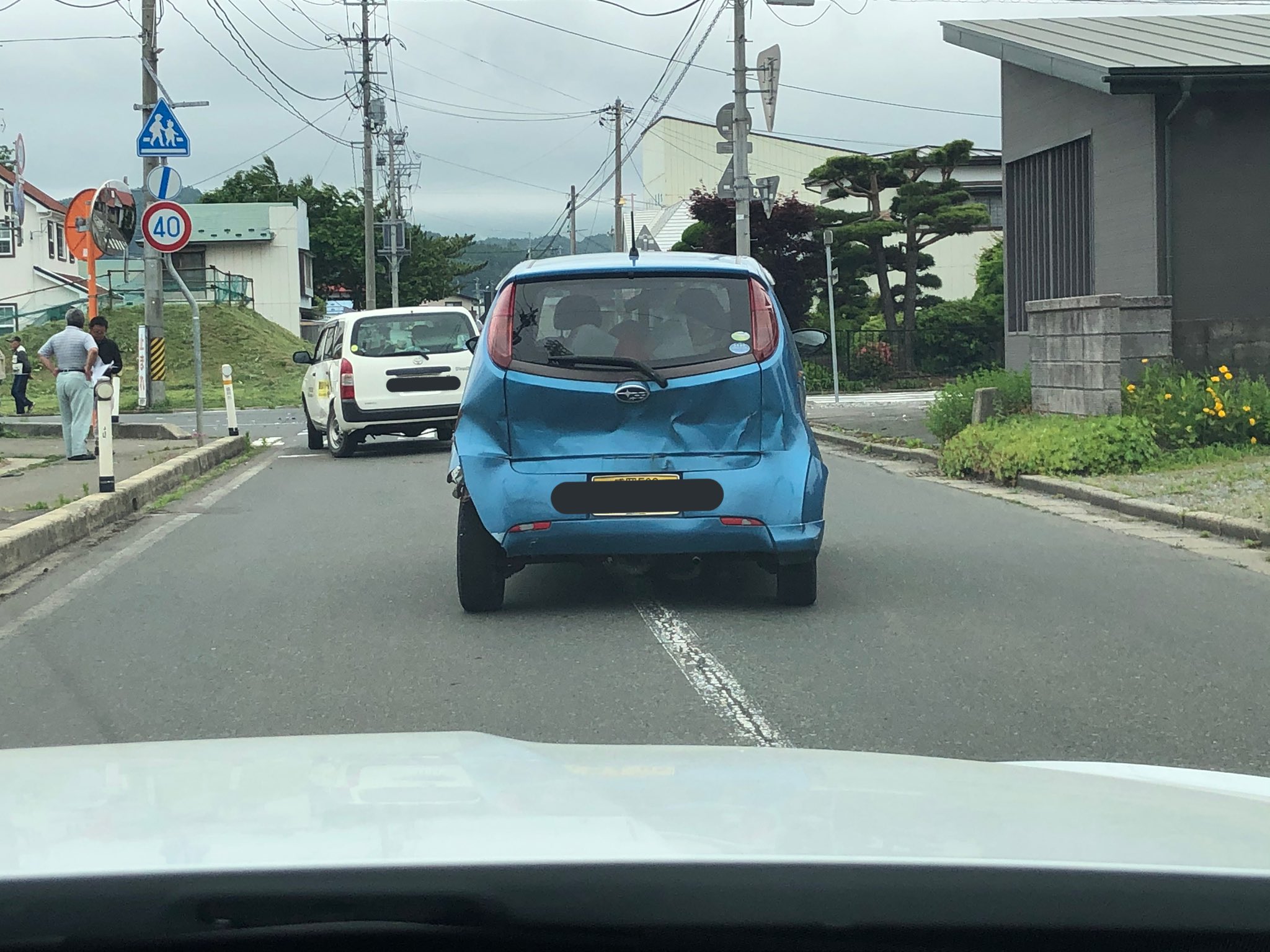 しょう後 前走ってた車ボコボコでよくこんな状態で走るなって写真撮ったら さらに前でnosaiの車が事故っててワロタ T Co Ql1q6o8aje Twitter