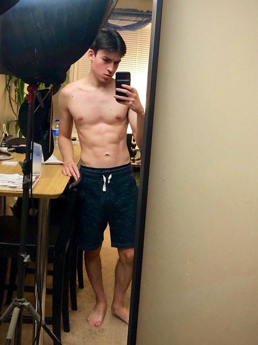 Come over, it&rsquo;s hump day https://t.co/p3wzMvg0bm<a href="/tag/nakedchallenge"class="tags"><span>#nakedchallenge</span></a>