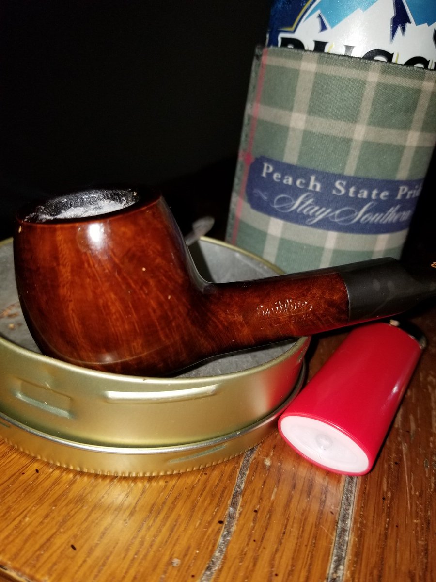 reevesds01's tweet photo. B-day smoke, some Escudo in a Lorenzo pipe. https://t.co/qv3WBIMxZS