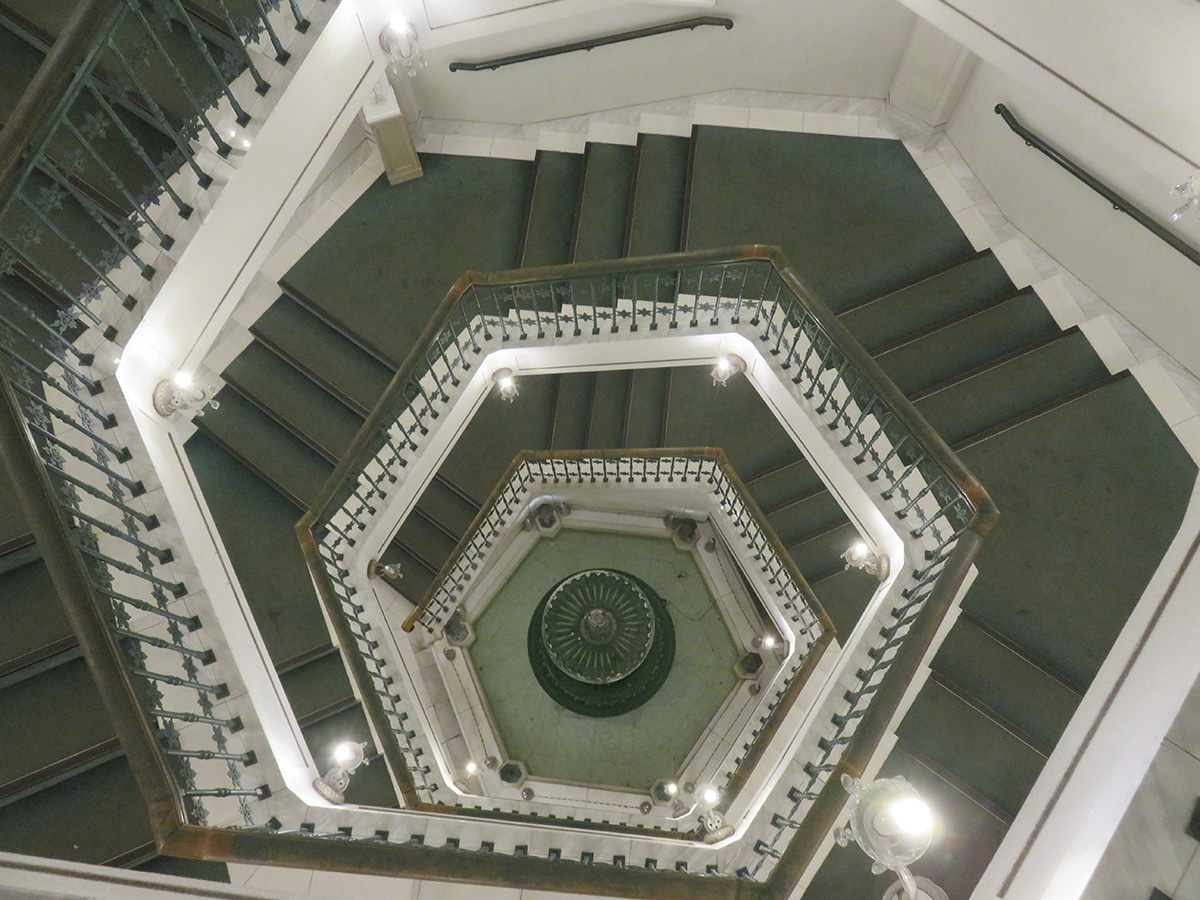 Musca コンデジ画像もちょっとあげときます 美術館入り口 入ってすぐのらせん階段上から らせん階段の手すりにも雪の結晶 らせん階段下から