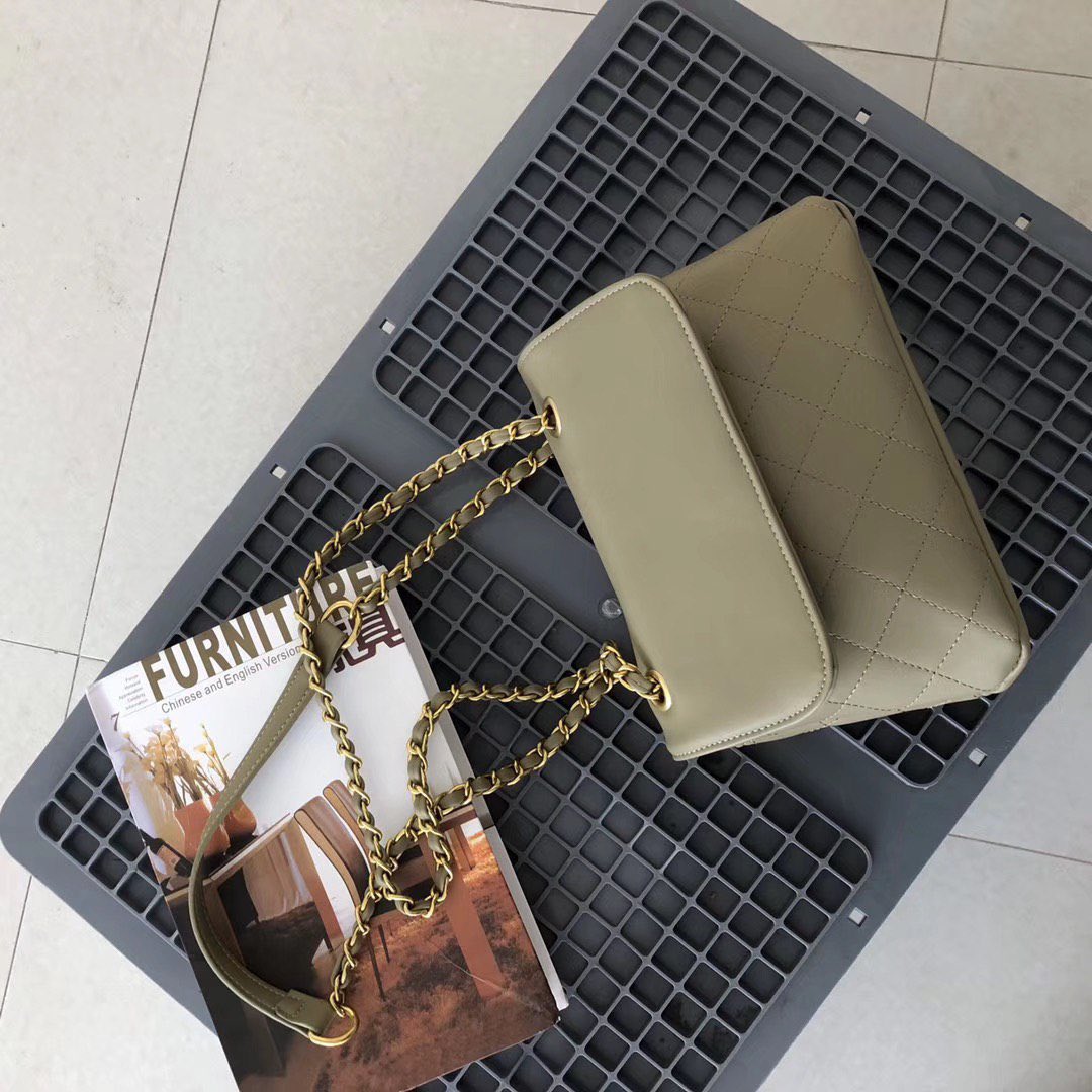 MyTasche's tweet photo. Restock ❗️❗️❗️
Chanel totebag
RM59
25cm x 27cm
Ready stock ✅
#handbag #slingbag #handbagmurah
#backpack #longchamp #taschemy #sayajual
#jomberniaga #bazarpaknil #twtpromote #RTdanSebar @RTNiaga @twt__promote @Twt_Product @RTdanSebar https://t.co/7ngMpOKZm9