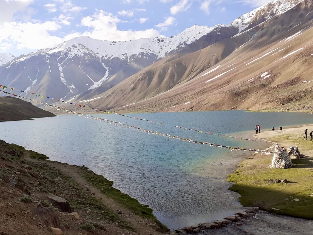 AdventurEscape_'s tweet photo. Camp at Chandratal lake at 14000 feet.
Formed in a crescent shape, and situated at 14000 feet in the lap of the Himalayas, this lake is among the well-known places to visit in Spiti Valley. 
https://t.co/nXhJijCy7R https://t.co/dP8KDGZkBs
