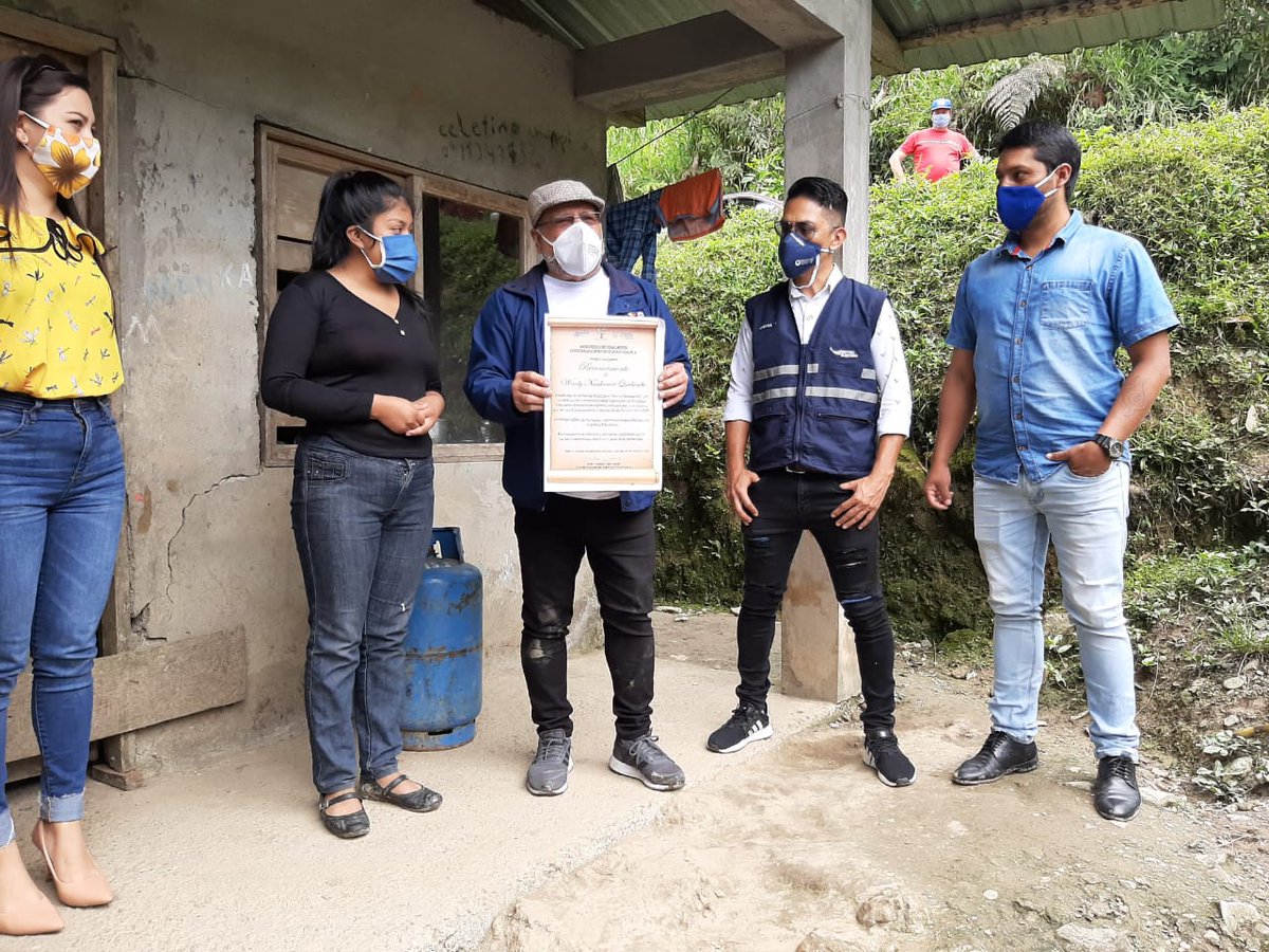 EducacionZ6_Ec's tweet photo. En reconocimiento al esfuerzo de 
Wendy Nankamai, estudiante de la UE Nueva Generación, cantón San Juan Bosco, Heriberto López, director de Educación Especializada, @JorgeAlarconJ y jefe político le entregaron una computadora portátil gracias al apoyo de los embajadores #YoEduco https://t.co/3DxPohC1PH