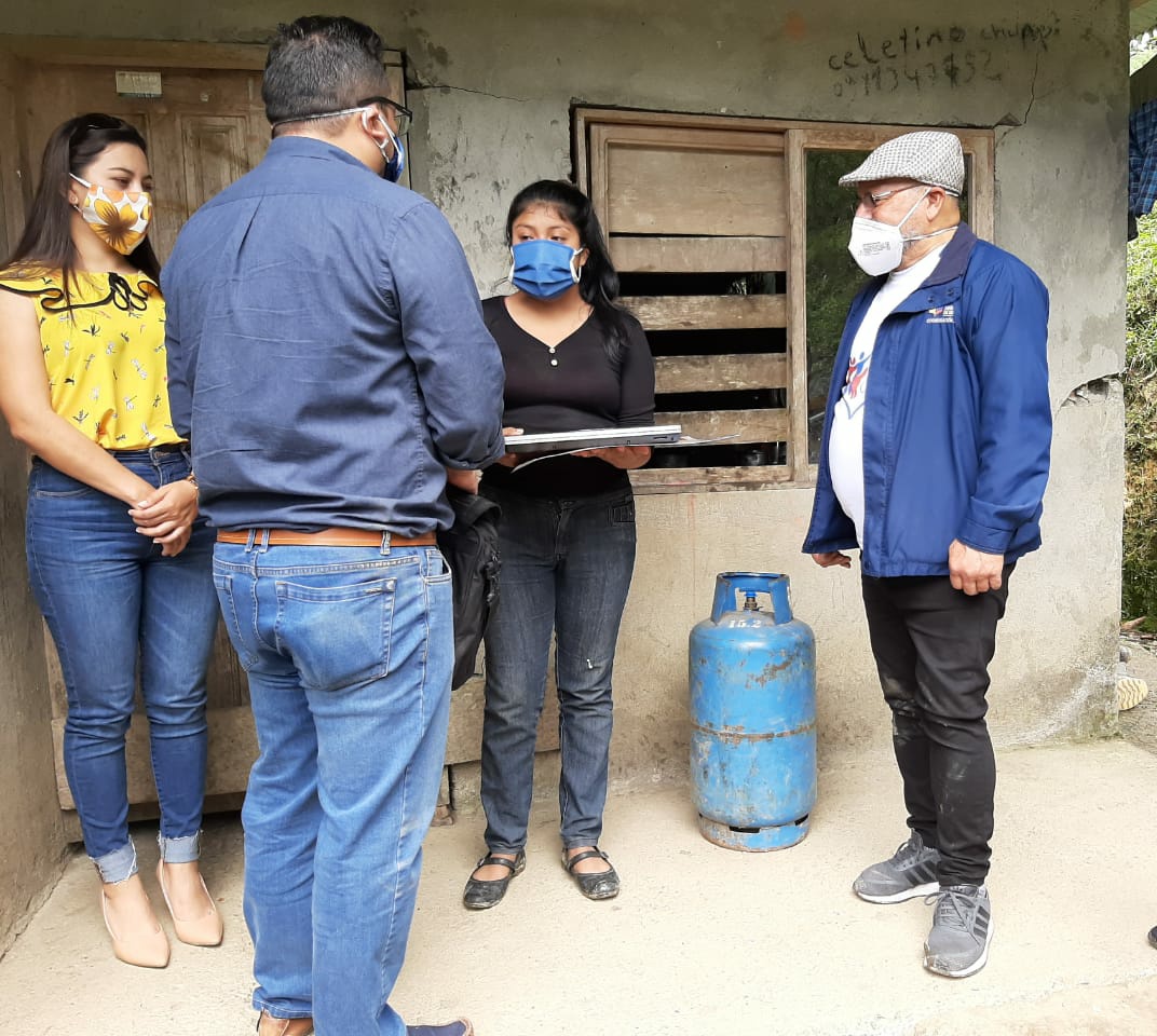 EducacionZ6_Ec's tweet photo. En reconocimiento al esfuerzo de 
Wendy Nankamai, estudiante de la UE Nueva Generación, cantón San Juan Bosco, Heriberto López, director de Educación Especializada, @JorgeAlarconJ y jefe político le entregaron una computadora portátil gracias al apoyo de los embajadores #YoEduco https://t.co/3DxPohC1PH