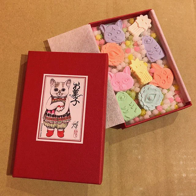 掛け軸展に合わせてつくった色々なものがオンラインショップにもアップされました。
ほかにも石黒亜矢子さん、犬ん子さんのセットも!
https://t.co/hiAuTbJSVd 