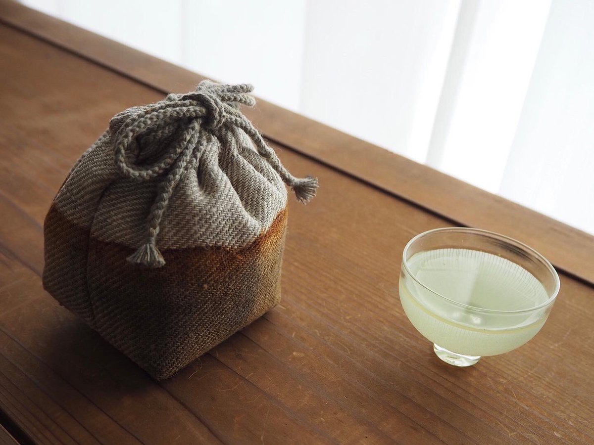 sabinuno's tweet photo. つつむ
.
茶器が入る巾着
鉄錆で染め上げました

「お茶をたのしむうつわ展〜台湾茶〜」
7/10-18 il dono札幌店にて　@il_dono
仕立て中です

#布のある生活
#巾着 #茶器入��� 
#お茶の時間 
#うつわ謙心 
#textile #textileart
#錆染め #錆染
#naturalday
#life #landscap 
#sabinuno #murakamikeiko https://t.co/cGlo0PHqKM