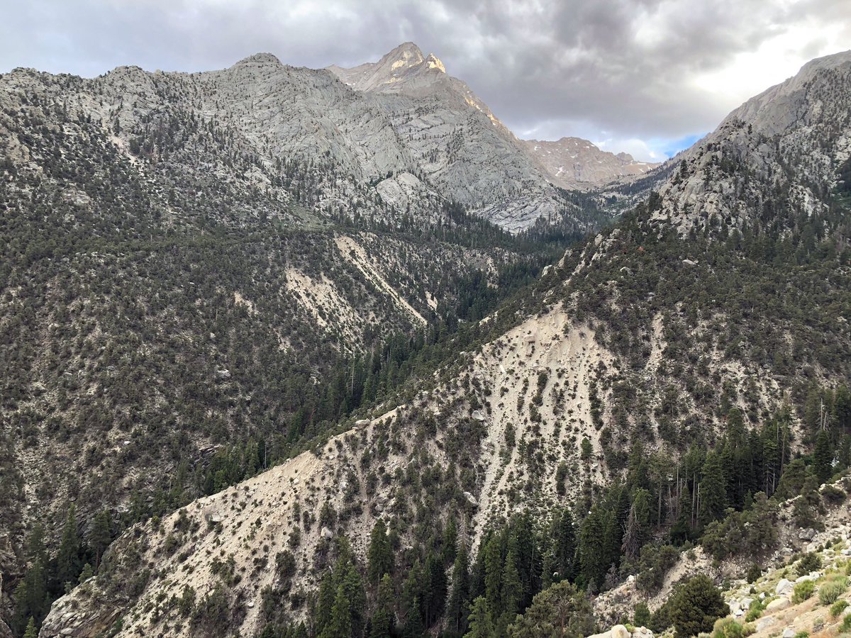 After the lake I headed up to the Whitney Portal trailhead/campground. On the way saw these rockfall scars on the canyon slopes.  #owenslakeearthquake 3/
