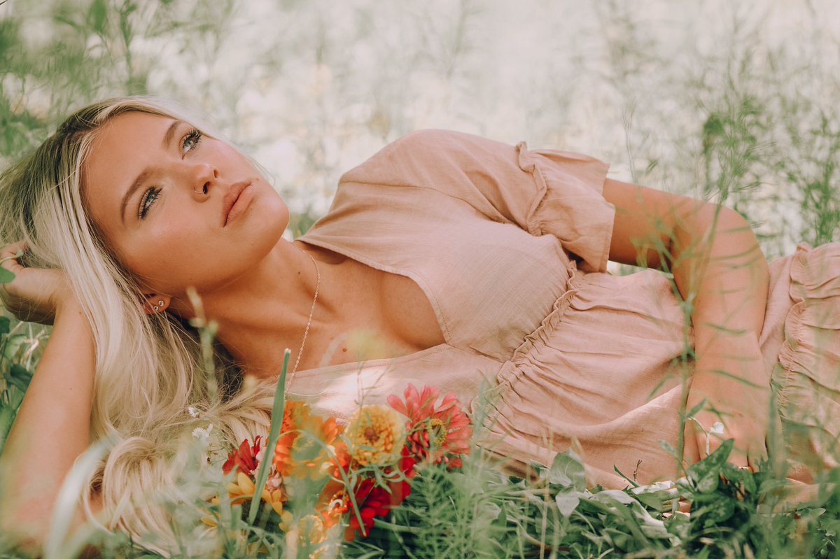 xopeyt's tweet photo. Hey @aliebrewerr you’re STUNNING! 😍 I’m offering this boho flower mini session &amp; you get to pick your own flowers to use &amp; take home! DM to book 🤩 https://t.co/MGV1lnFyhg