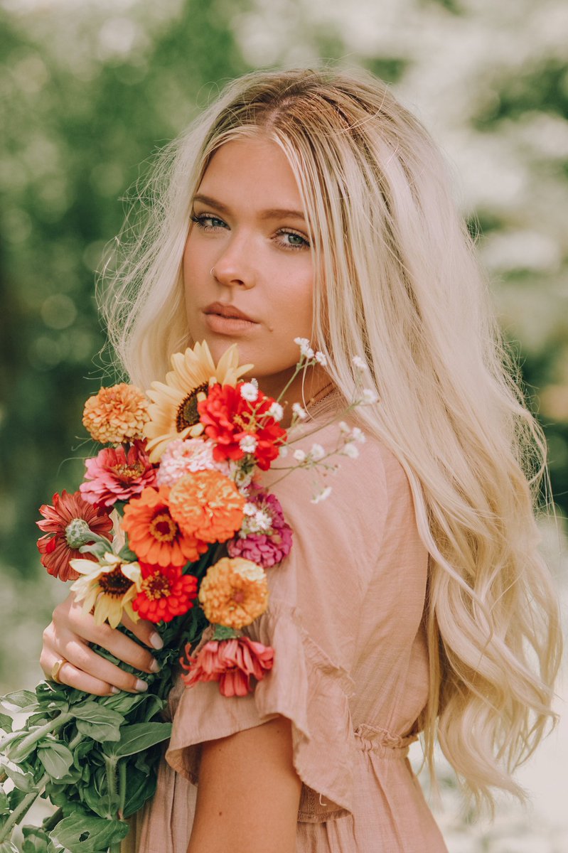 xopeyt's tweet photo. Hey @aliebrewerr you’re STUNNING! 😍 I’m offering this boho flower mini session &amp; you get to pick your own flowers to use &amp; take home! DM to book 🤩 https://t.co/MGV1lnFyhg