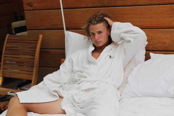 sneak peak of our weekend retreat in the forest 🌳 https://t.co/ezFTLkGJdP