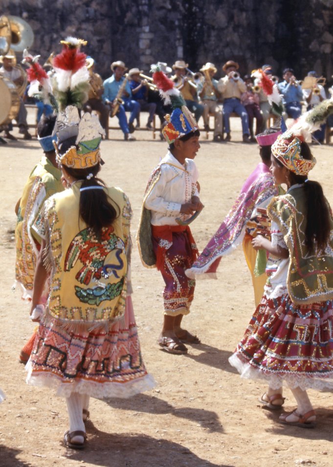 Niñas y niños #zapotecos interpretando una "Danza de Conquista" en Tanetze de Zaragoza, #Oaxaca.

#MemoriaViva
#AcervosINPI

📷: Ramón Jiménez, 1978, #FototecaNachoLópez.