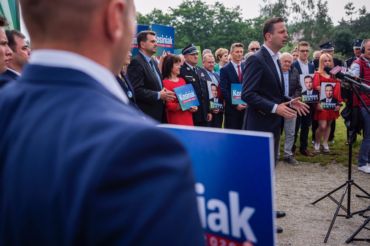 KosiniakKamysz's tweet photo. 💬 Czy to prawda, że @AndrzejDuda dogadał się z Amerykanami o 5G, które budzi daleko idące wątpliwości w wielu środowiskach? Na spotkaniach wielu Polaków pyta mnie o to. Czy mamy bezpieczne badania na ten temat?

📍Słupca
🙋🏻‍♂️#Kosiniak2020 https://t.co/OXK9fK1eFU