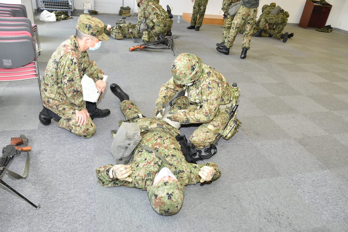 陸上自衛隊 補給統制本部 Sur Twitter 自衛 官は毎年必ず受験しなければならない 検定 がいくつかあります 補給統制本部ではこの度 救急法検定 を行いました 学科テストから始まり止血の処置 心肺蘇生 Aedの使用法 そして装備装着時における負傷者への応急処置