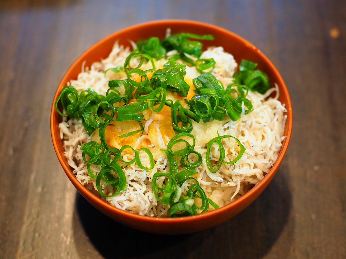 浅田弘幸 本日のお昼ご飯 しらごちゃん だいこん極 Kiwami 9才命名 茶碗一杯のご飯に たっぷりの釜揚げしらす 大根おろしと九条ねぎ ごま油 大さじ2分の1を回しかけて 大根おろしに醤油を少々 オプションに白すりごま きざみ海苔 大葉