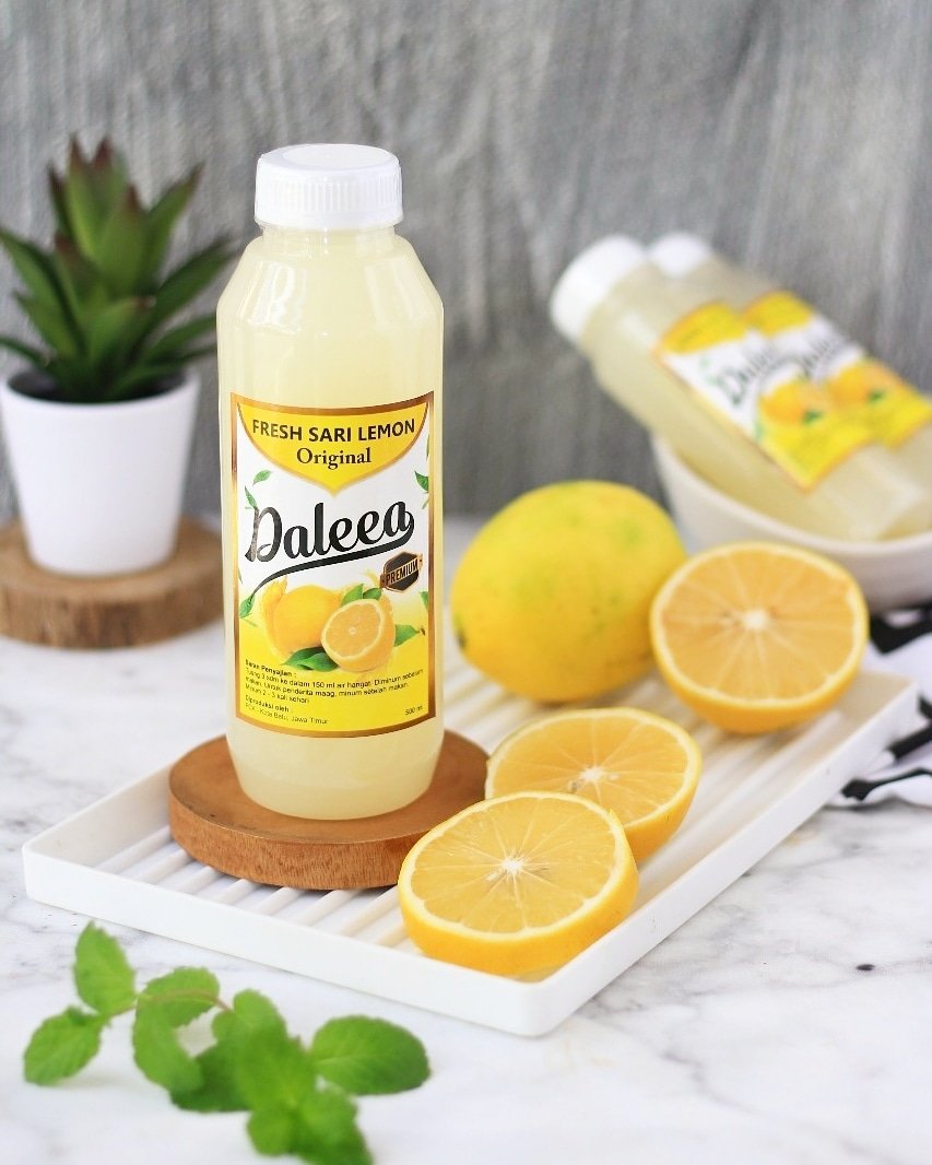 Foto Produk pagi ini, motoin Fresh Sari Lemon. 
Dan bonusnya semua produk buat yang fotoin. 😄
Motonya bahagia, hasilnya bahagia. 
Apalagi kalo klien bilang suka. 
😊
#karyasenja #fotoproduk #fotoukm #couplepreneur #ruangwaktusenja #foodphotography #kerjadarirumah