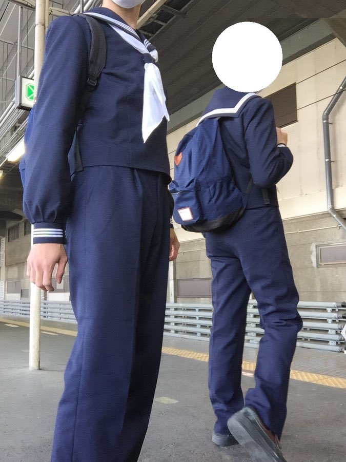LussaPedersen's tweet photo. 不正乗車なんてしてないもん！

コスプレ乗車

制服乗車？

男子のセーラー服にズボン姿 https://t.co/3usPm5achV