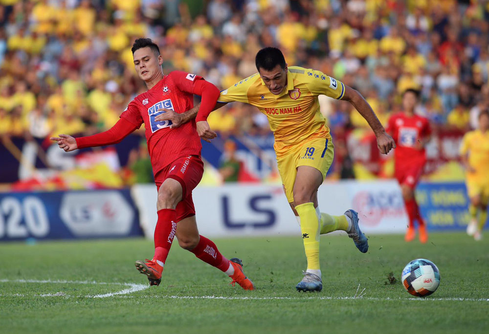 haiphongfc2's tweet photo. Great game for Schmidt even when he was forced to play on the right side of the defence.
#haiphongfc https://t.co/wWwZTEImoS