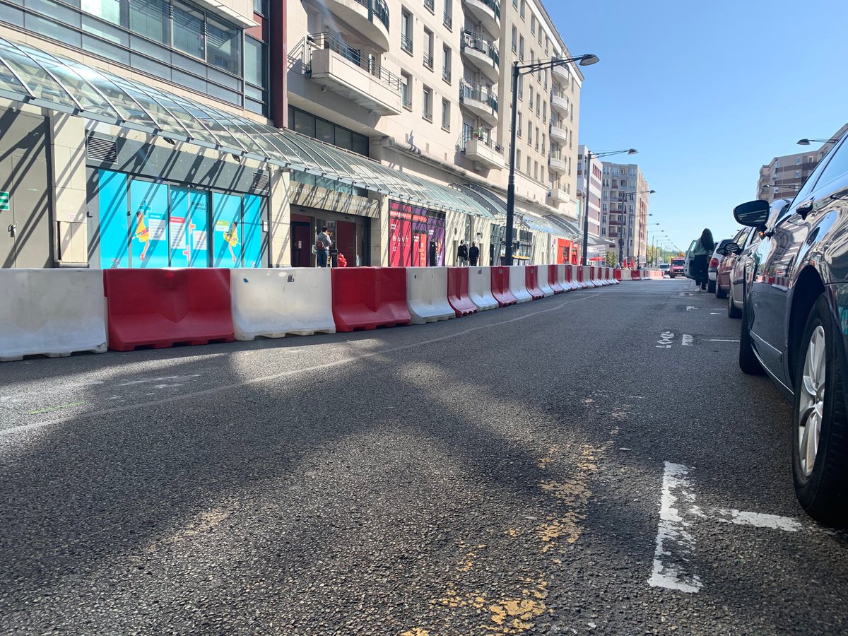 La CASQY, nous a confié la fourniture et la mise en place d’un balisage pour élargir la terrasse et les accès à l'Espace St Quentin » à Montigny-le-Bretonneux. 150 séparateurs de voies de type K16 ont donc été installés pour assurer la sécurité des clients.
#Securisation#Balisage