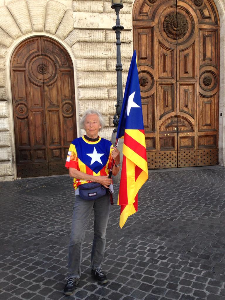 patvilaarmangue's tweet photo. A vegades hauríem d'avergonyir-nos. Ho dic sense ànim d'ofendre, però ho crec sincerament.
La #ForeignFriend Paola
Polacco Sandersley, de quasi 80 anys, nascuda a New-York de pares Italians que van fugir del feixisme, es manifesta davant l'ambaixada d'Espanya a Roma
(Fil 1/3) https://t.co/UYa08FLFHv
