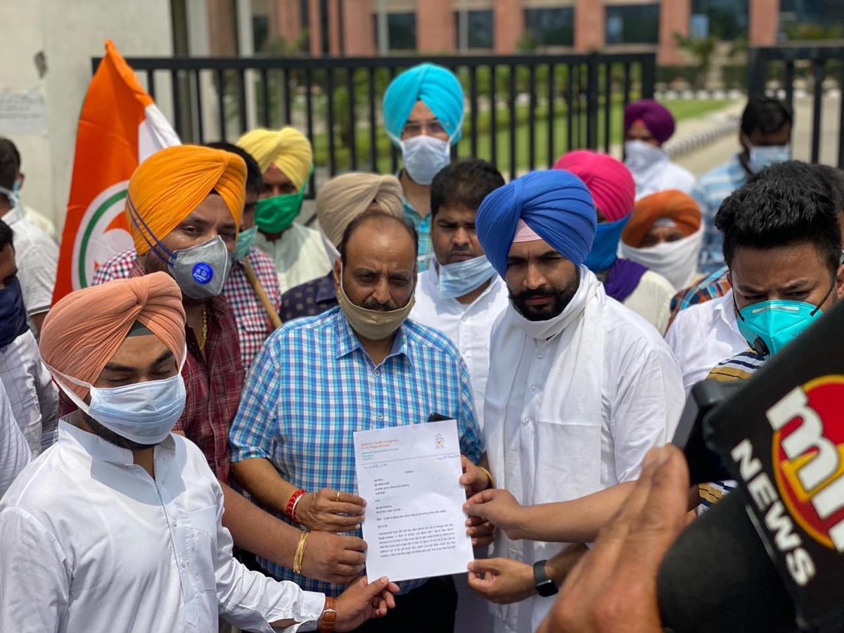 IYCPunjab's tweet photo. Mohali DYC team under the leadership of President Kanwarbir Sidhu handed over a memorandum to DC Mohali in protest against the incessant fuel hike by @narendramodi Govt for the 18th continuous day. #PetrolDieselPriceHike @IYC @INCIndia @INCPunjab @brinderdhillon @kbssidhu @aajtak https://t.co/2YzW2atnMw