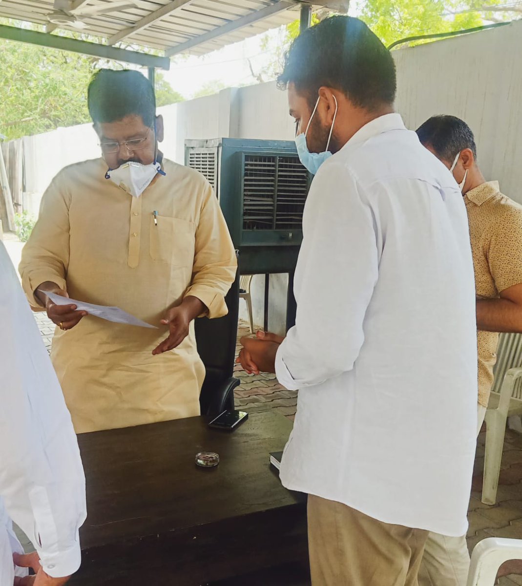 raviprtapmaidi's tweet photo. राजस्थान विश्वविद्यालय की सेमेस्टर परीक्षा फॉर्म फीस व सत्र 2020-21 की शिक्षा शुल्क माफ और पांच सूत्री मांगो को लेकर माननीय उच्च शिक्षा मंत्री श्री @BSBhatiInc जी से मुलाकात करके ज्ञापन सौपा।
मंत्री जी ने इस मामले में शीघ्र ही कदम उठाने का आश्वासन दिया है
#WeFightForStudentsRight https://t.co/9rSjcy33yk