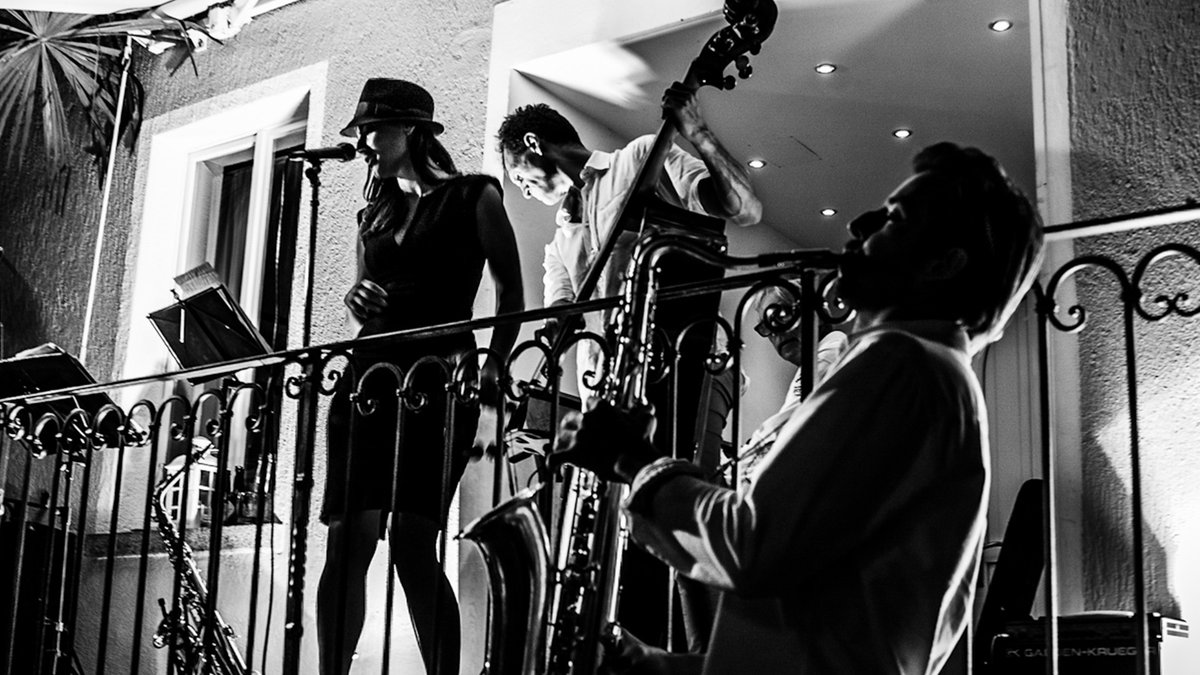 Jammin' for New Orleans at... Fondazione Majid, Ascona 🎶
Two evenings of music
Friday 26.6 - Olivia &amp; the Funcats
Saturday 27.6 - Blue Dream
...immersed in the artworks of the Iranian artist Atefeh Yazdani and her "Couleurs de Rumî"
👉 bit.ly/ProgramJamminF…

#JazzAscona