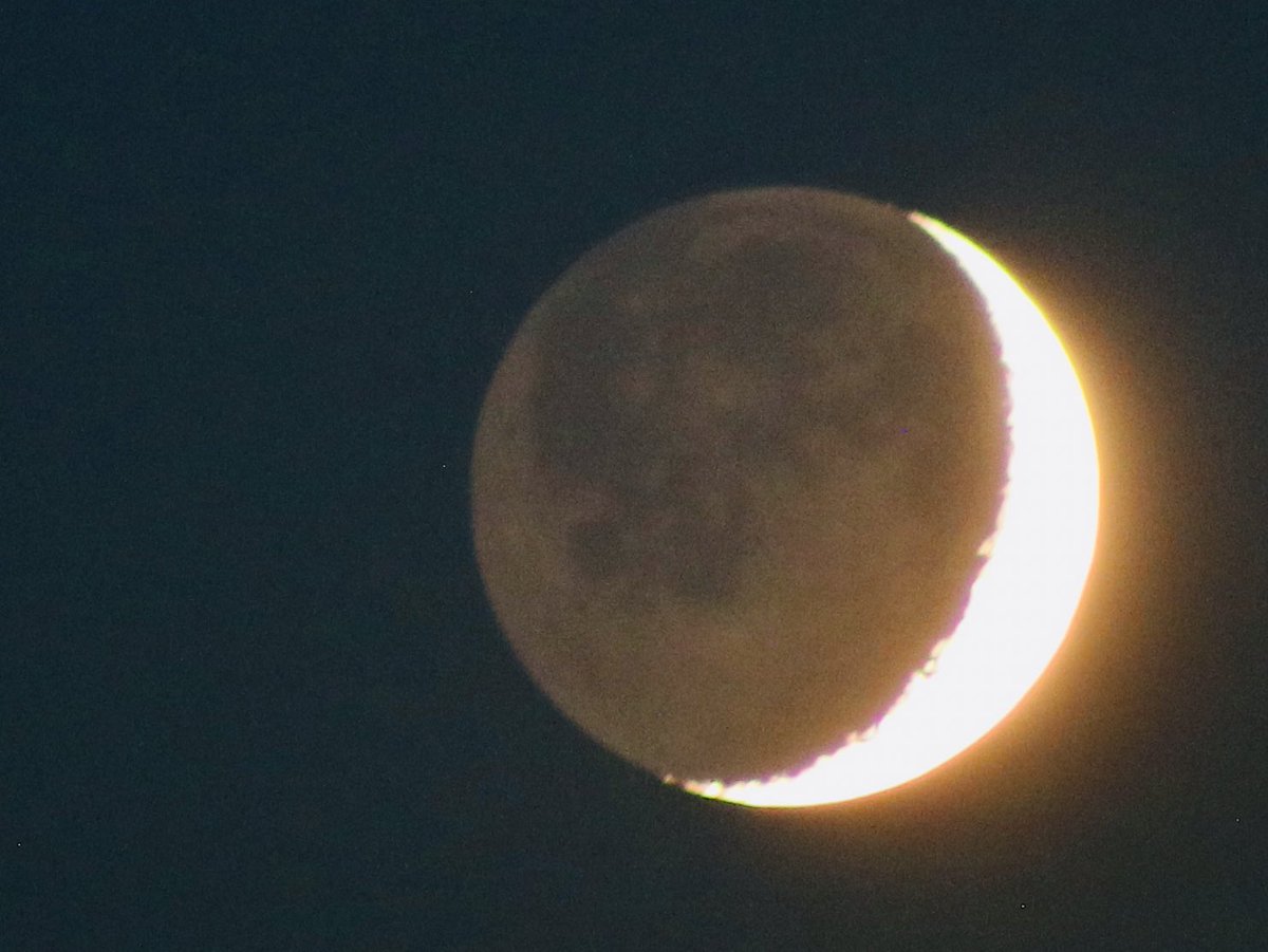 The #Moon photographed at sunset by <a href="/CherScheff/">Cheryl Scheffer</a> in Australia and by me in #Oxfordshire a few hours later last night. A different perspective. Perhaps the Earth is actually round! 🌏🌘🌒 #LookUp #DownUnder