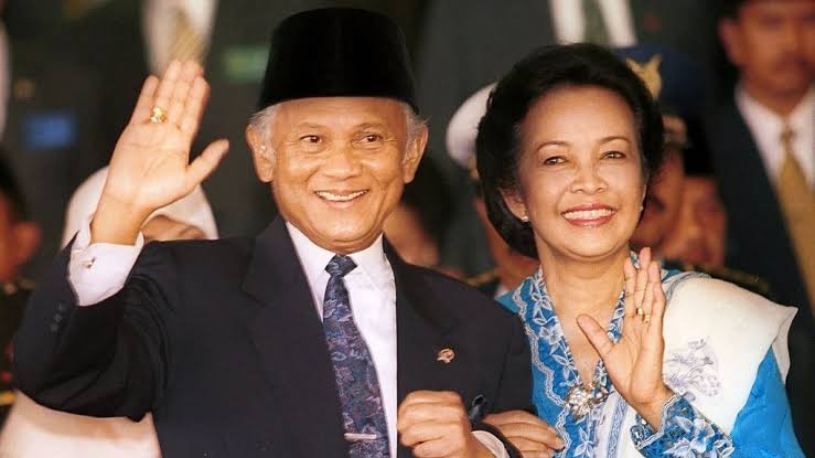 2."Tanpa cinta, kecerdasan itu berbahaya dan tanpa kecerdasan cinta itu tidak cukup".