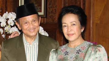 4. "Kalau kita saling percaya maka perjanjian dua hal saja cukup. Sebaliknya, kalau kita berdua tidak saling percaya perjanjian tertulis setebal buku pun tidak akan menolong"