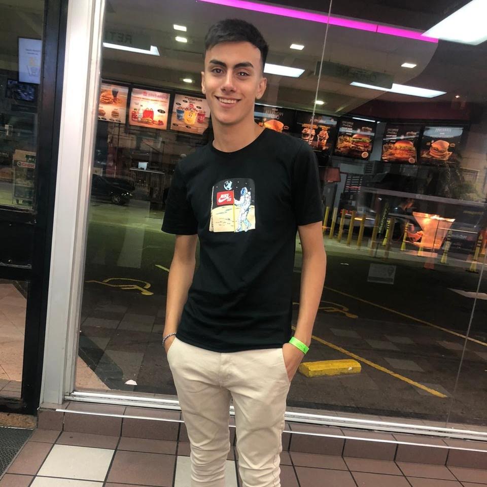 FravisRlz's tweet photo. acomodate el pelo que te caigo baby https://t.co/sZKUByznqU