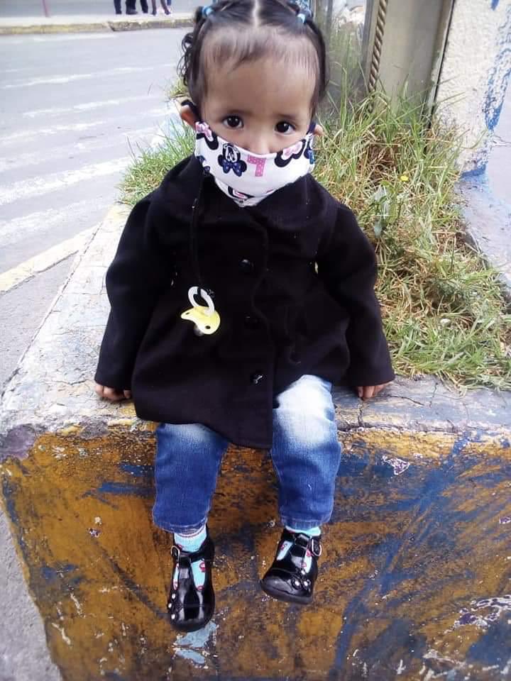 Fer_Gay's tweet photo. Hoy se robaron a esta niña cerca del metro Zaragoza, se llama Sayuri Isabel Torres hija de Kriztian Vega, se la arrebataron a su mamá. Cualquier dato que pueda ayudar comunicarse a: 5577960799. 
Va vestida asi tal cual aparece en la foto con su cubrebocas. 
RT https://t.co/lfp3ZJgVS3