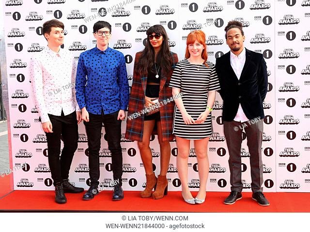 why didn’t anyone tell dan to stop making this face in every picture