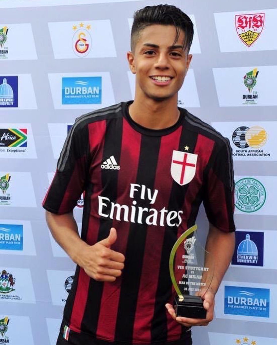 PROCEDEMOS CON UNO DE LOS DOS PREMIOS NUEVOS.

ESTE PREMIO VA DEDICADO A LOS JUGADORES FICTICIOS, ASI QUE LO HEMOS NOMBRADO COMO UN ANTIGUO MIEMBRO: <a href="/WayneW_8/">🇦🇷Wayne Weckenbauer👑.</a>  

EL PREMIO WAYNE WECKENBAUER GALARDONA AL MEJOR FICITCIO DE LA TEMPORADA.

<a href="/EduardoAlv1_/">Eduardo Alvarado</a> SE LLEVA ESTE PRIMER PREMIO