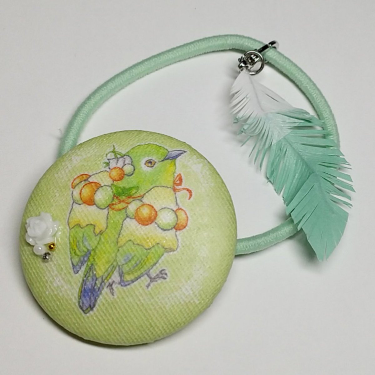 ポケ乃 ライズhr174 くるみボタンアクセサリーヘアゴム出来ましたー よく載せているこの三小鳥たちのくるみボタンです 羽は取り外し可能ですので 髪留めとして使いたい時は取っていただいて アクセサリーとしてバッグにつけるのも 可愛いかと思います