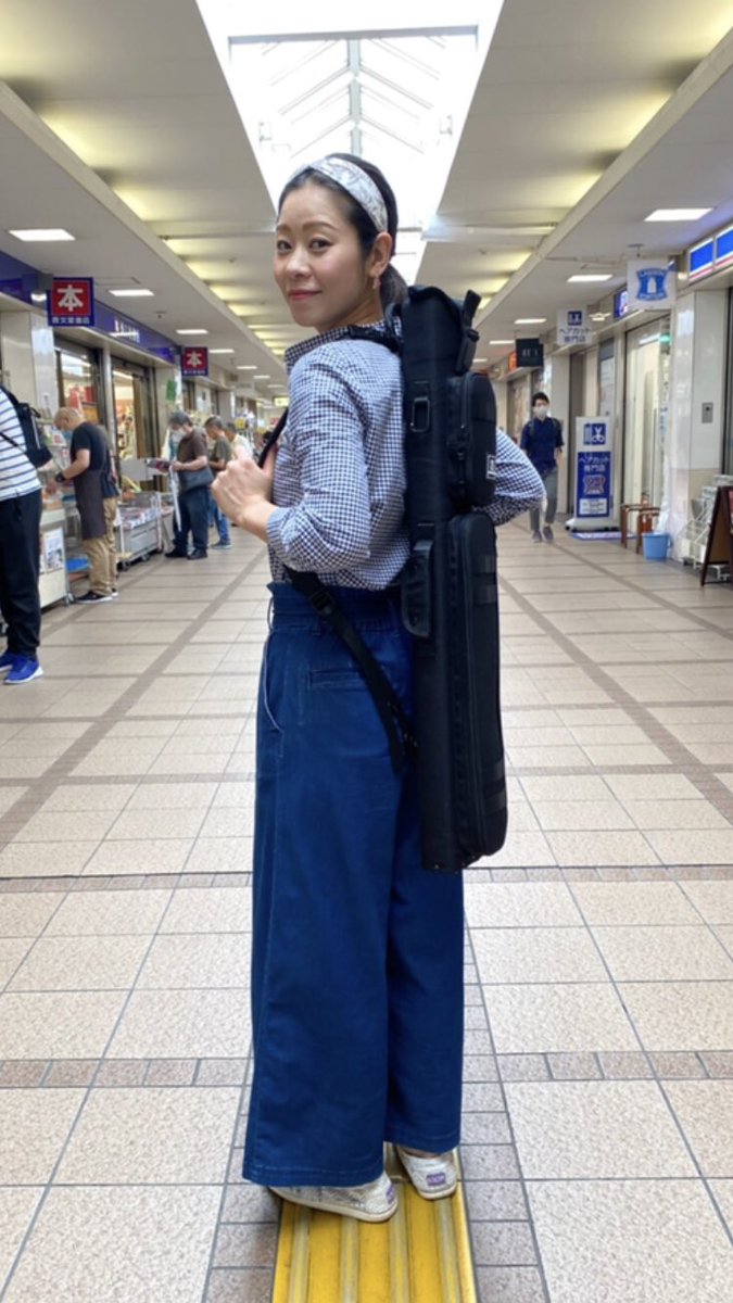 mayko1138's tweet photo. 1日早いけど、お誕生日プレゼント🎁もらいました💕
前から欲しかった #3seconds さんのリュック型キューケース🎱
色違いのお揃いです♡
最寄り駅で撮影(๑˃̵ᴗ˂̵)
街中にも馴染めるデザインで女子が持っても違和感なし♡両手が使えるのが良いですね！やっぱり可愛い💕大事に使いまーす‼︎
#ビリヤード https://t.co/O3wuoYSM4W