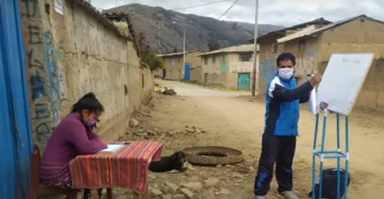 EdgardSanchezI's tweet photo. 6. Estudiantes no cuentan con recursos para acceder a clases virtuales proporcionadas por el estado. https://t.co/wiA0Cz7c1A