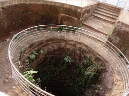 टेकडी जवळ असलेल्या एका विहरी जवळ एकेकाला नेले गेले आणि त्यांना एका दगडावर बांधले गेले,आणि कत्तल करणाऱ्या नराधमाने त्यांची मुंडकी उडवायला सुरवात केली(14/28)