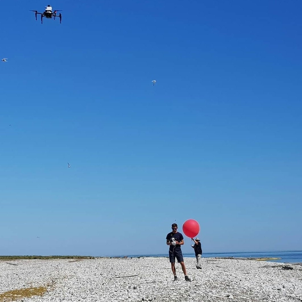 uu_meteorologi's tweet photo. It's drone time! Today we made vertical profiles, measuring both with a drone and with weather balloons. Hector and Christoffer was in charge of the drone, Erik N and Monica of the balloons. 🚁🎈 @uppsalauni #Östergarnsholm #fieldwork #drone #quadcopter https://t.co/jQ5nt2WzMy