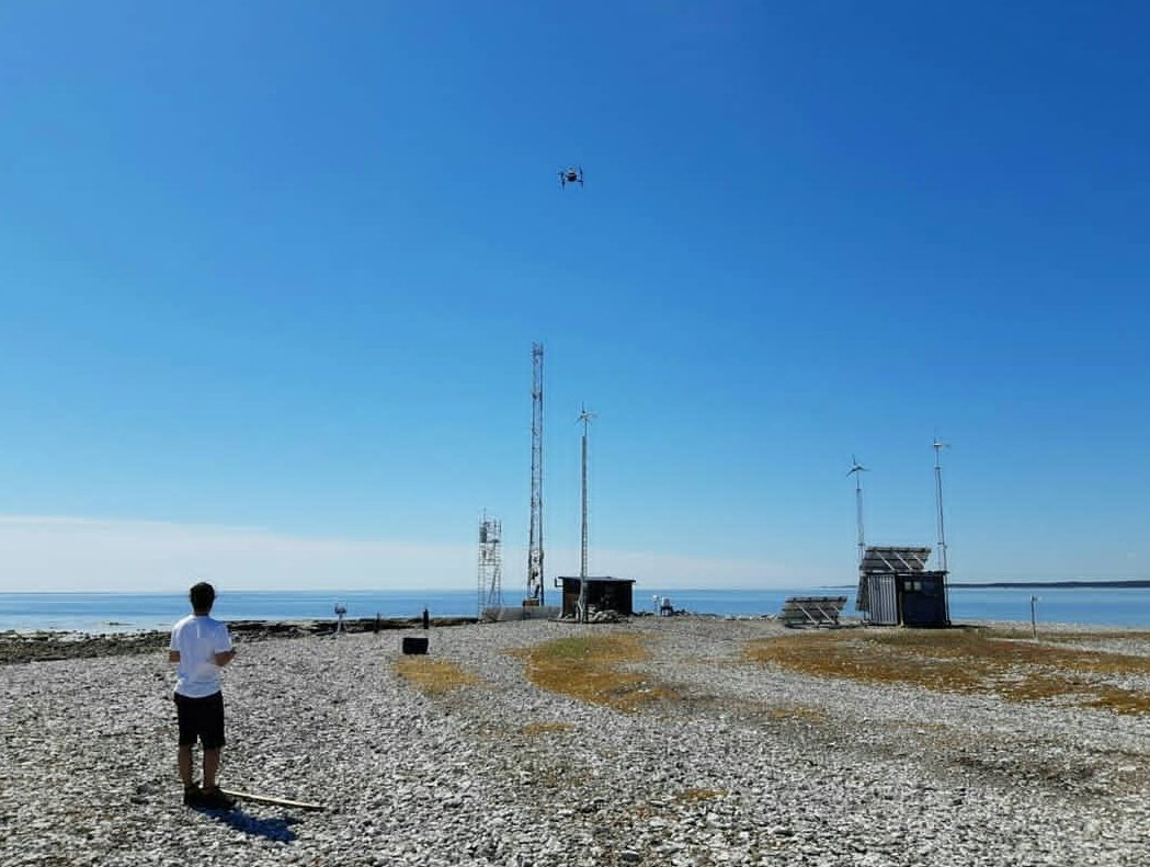 uu_meteorologi's tweet photo. It's drone time! Today we made vertical profiles, measuring both with a drone and with weather balloons. Hector and Christoffer was in charge of the drone, Erik N and Monica of the balloons. 🚁🎈 @uppsalauni #Östergarnsholm #fieldwork #drone #quadcopter https://t.co/jQ5nt2WzMy