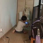 お子さんの不可解な行動が最高に面白い!犬のお尻を撮影!