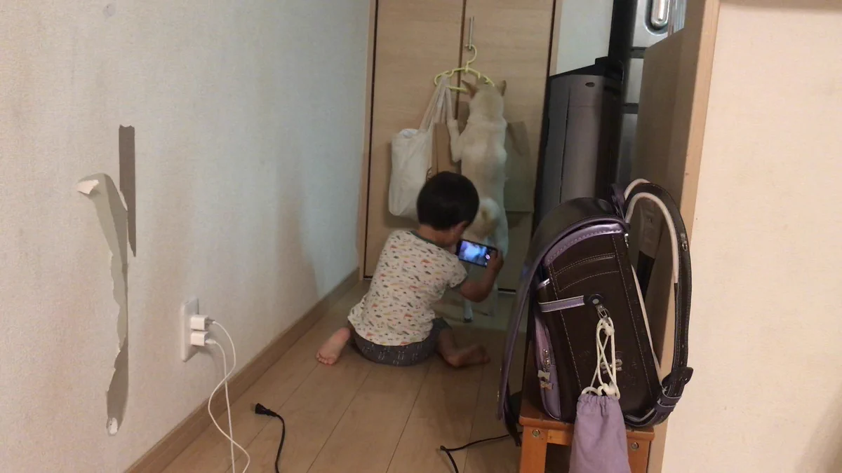 お子さんの不可解な行動が最高に面白いwww犬のお尻を撮影www