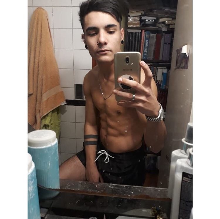 BKingbm's tweet image. Peticiones conseguidas. Si queres que engañe a algún hetero, pásame si Instagram por dm.