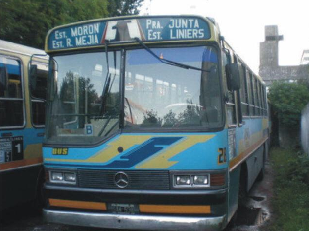 CiudadDeBondis's tweet photo. #EspecialLinea1

2) En los 90's, la #Linea1 supo tener carrocerías que no existen mas como #Bus. Tambien nos queda el recuerdo de esa parrilla tan emblemática de los 90's de Mercedes Benz en la 1° foto.

Izquierda: #28 BUS - Chasis OHL 1316
Derecha: #21 BUS - Chasis OHL 1320 https://t.co/GoTYVu7Kyn