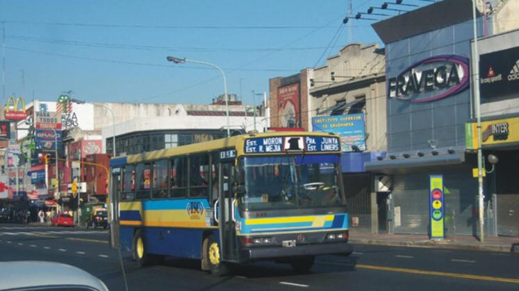 CiudadDeBondis's tweet photo. #EspecialLinea1

2) En los 90's, la #Linea1 supo tener carrocerías que no existen mas como #Bus. Tambien nos queda el recuerdo de esa parrilla tan emblemática de los 90's de Mercedes Benz en la 1° foto.

Izquierda: #28 BUS - Chasis OHL 1316
Derecha: #21 BUS - Chasis OHL 1320 https://t.co/GoTYVu7Kyn