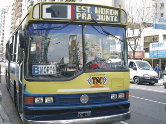 CiudadDeBondis's tweet photo. #EspecialLinea1 

3) Si hubo otra carrocería muy usada en la #Linea1, esa fue #SanJuan. Aquí vemos dos ejemplares con distintos cortes de pintura, a la derecha mas actualizado y asemejado al de hoy.

Coches #15 y #1: #SanJuan - Chasis MB OH 1621 L https://t.co/KKk6lVSd9y