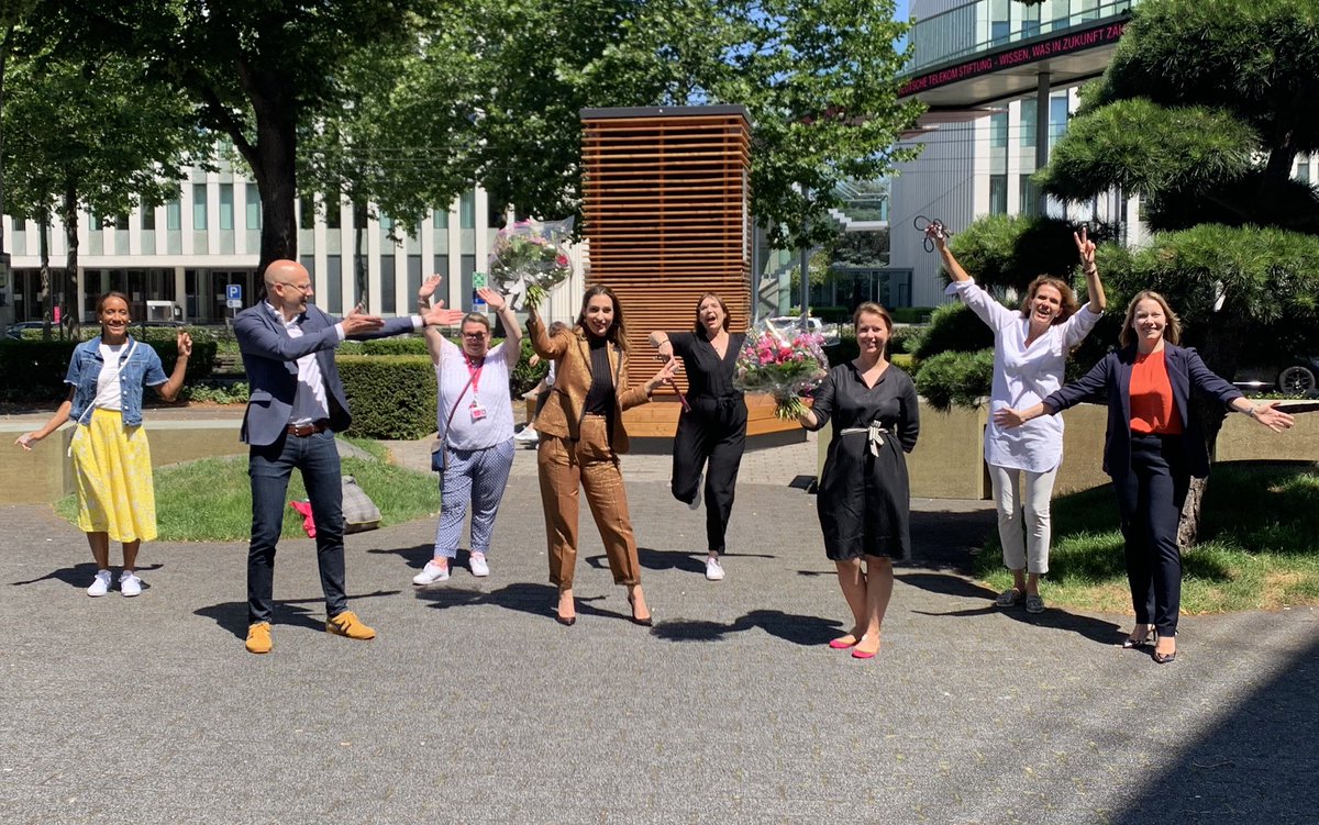 Cooles Event - virtuelle Preisverleihung #FrauenMINTAward2020 gestern 🌞Behind the scene ... glücklich danach 👍🏻👍🏻 Danke, liebe <a href="/TijenOnaran/">Tijen Onaran</a> für die mega Moderation. Gemeinsam gerockt #GDWxDeutscheTelekom <a href="/alb_brune/">Anna-Lena Bruné</a> @LenaSimons3 <a href="/jan_on_ai/">Jan Hofmann</a> <a href="/sarahdovlo/">sarah dovlo</a> &amp; Andrea, Lea &amp; Anja 💪🏻
