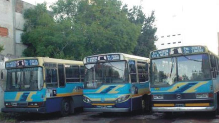 CiudadDeBondis's tweet photo. #EspecialLinea1 
El día y la noche: 3 coches de la #Linea1 en los 90's, guardados en el playon de Moron. 

4) A la izquierda vemos 2 #Bus y un San Juan con trompa reformada en el medio

A la derecha: CopyPaste de los primeros #SanJuan sobre OH 1621 L https://t.co/OKtBsTcdOm