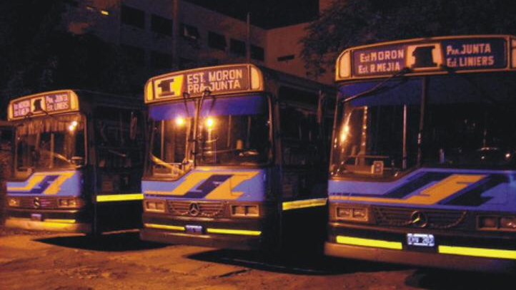 CiudadDeBondis's tweet photo. #EspecialLinea1 
El día y la noche: 3 coches de la #Linea1 en los 90's, guardados en el playon de Moron. 

4) A la izquierda vemos 2 #Bus y un San Juan con trompa reformada en el medio

A la derecha: CopyPaste de los primeros #SanJuan sobre OH 1621 L https://t.co/OKtBsTcdOm